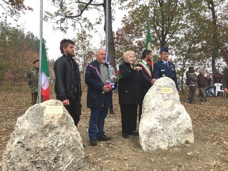 Cerimonia al Giardino della Memoria di Zavattarello, con commemorazione e discorsi in un ambiente boschivo.