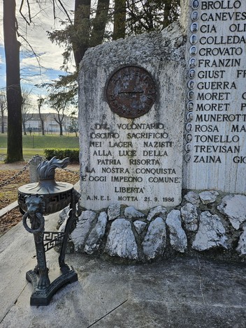 Monumento agli Internati Militari Mottensi, commemorazione del sacrificio durante i lager nazisti, simbolo di libertà.