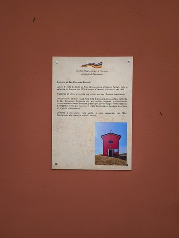 Lapide commemorativa per le vittime dell'eccidio di Pian di Setta, simbolo di memoria storica e resistenza.