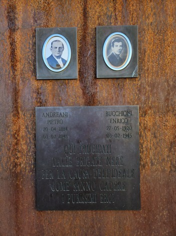 Targhe commemorative su una parete, dedicate a Pietro Andreani ed Enrico Bucchioni, con foto e iscrizioni in memoria.