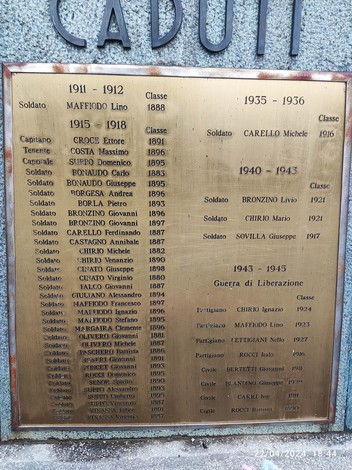 Monumento ai caduti di Caprie, dedicato ai soldati della Prima e Seconda Guerra Mondiale.