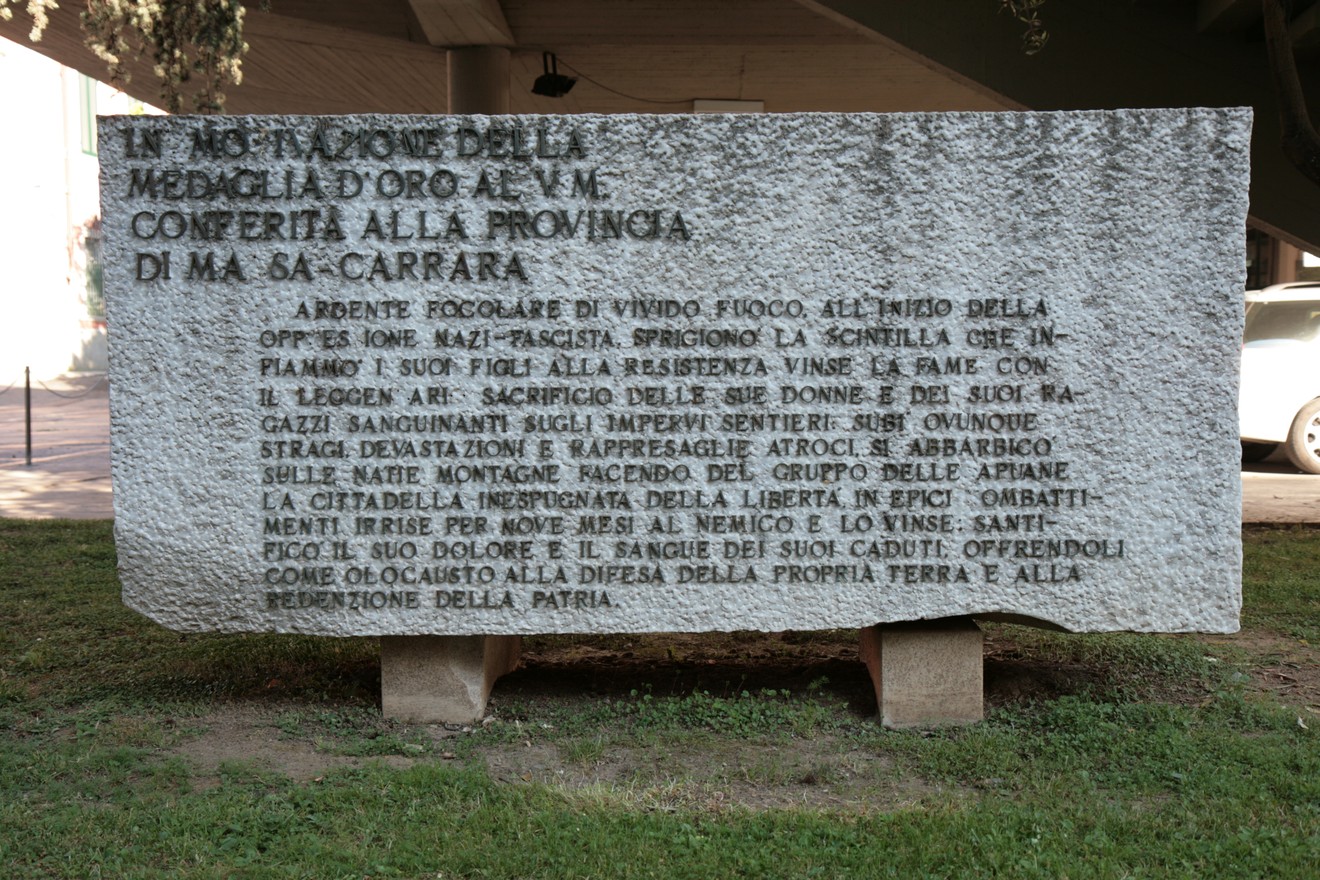 Monumento commemorativo dedicato alla Medaglia d'Oro, onore alla resistenza e al sacrificio dei suoi protagonisti.