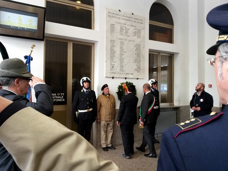 Cerimonia commemorativa per i ferrovieri caduti a Voghera, con la lapide commemorativa in evidenza.