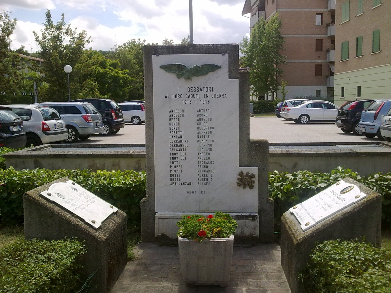 Monumento ai caduti di Ca' de' Caroli, onore ai soldati della Grande Guerra con incisioni commemorative.