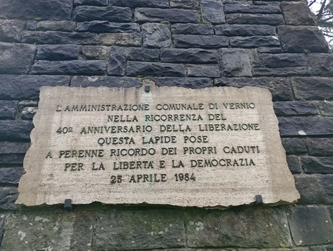 Monumento alla Resistenza: un omaggio ai caduti per la libertà e la democrazia, eretto nel 40° anniversario della liberazione.