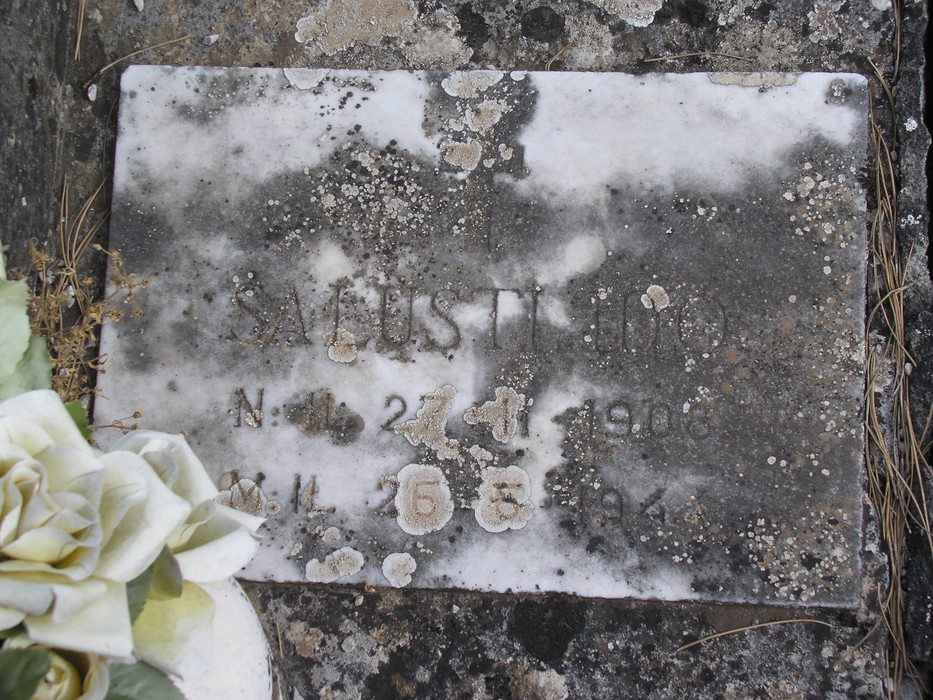 Targa commemorativa al "Sacrario dei partigiani" con fiori in omaggio ai caduti della Resistenza.