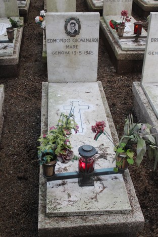 Tombe delle vittime della libertà, con fiori e candele in memoria dei caduti.