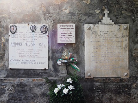 Lapidi commemorative di Azzolini, Bremi e Bianchi, con decorazioni floreali.