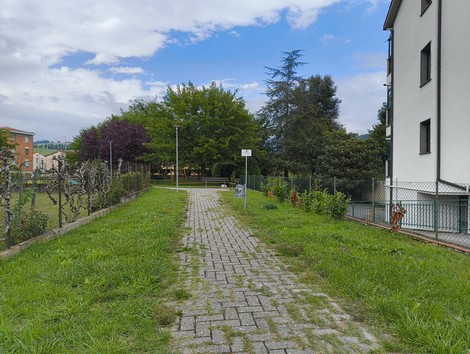 Un percorso sereno tra verde e natura nei Giardini della Liberazione, un luogo di relax e contemplazione.