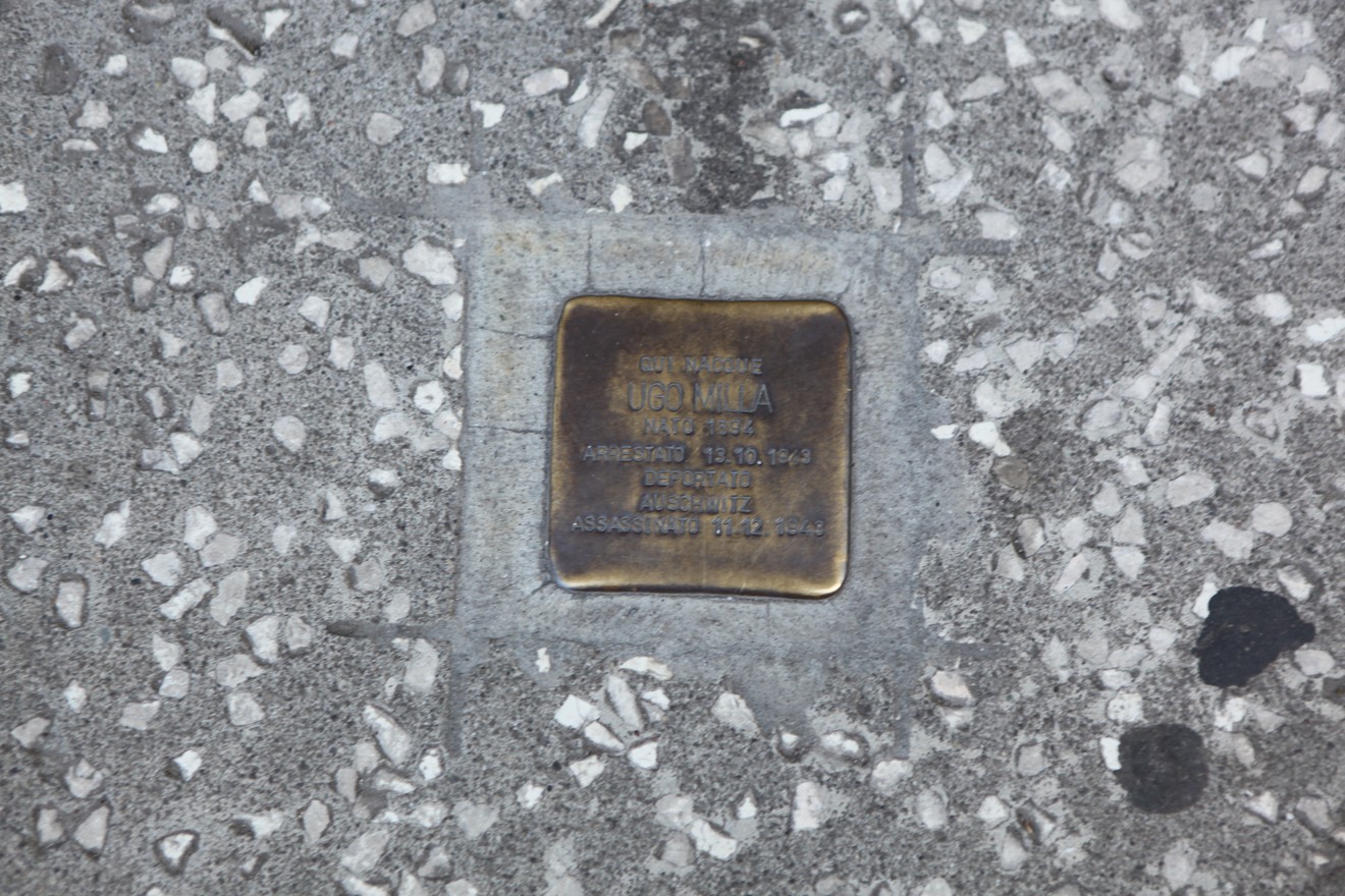 Pietra d'inciampo a Milla, commemorativa di una vittima della persecuzione nazista.