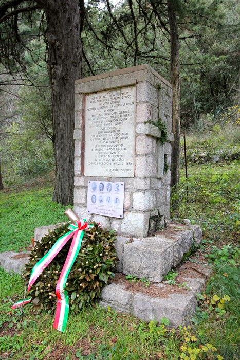 Monumento commemorativo della strage di Piedipaterno, con dedica e ghirlanda. Memoria storica e onore ai caduti.