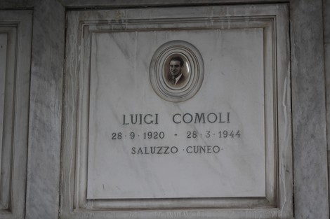 Lapide commemorativa di Luigi Comoli, partigiano, con foto e date di nascita e morte. Sacrario dei partigiani di Torbella.