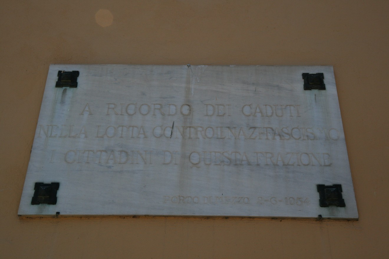Lapide commemorativa dedicata ai caduti nella lotta contro il fascismo. Portato di Milano, 2 giugno 1954.