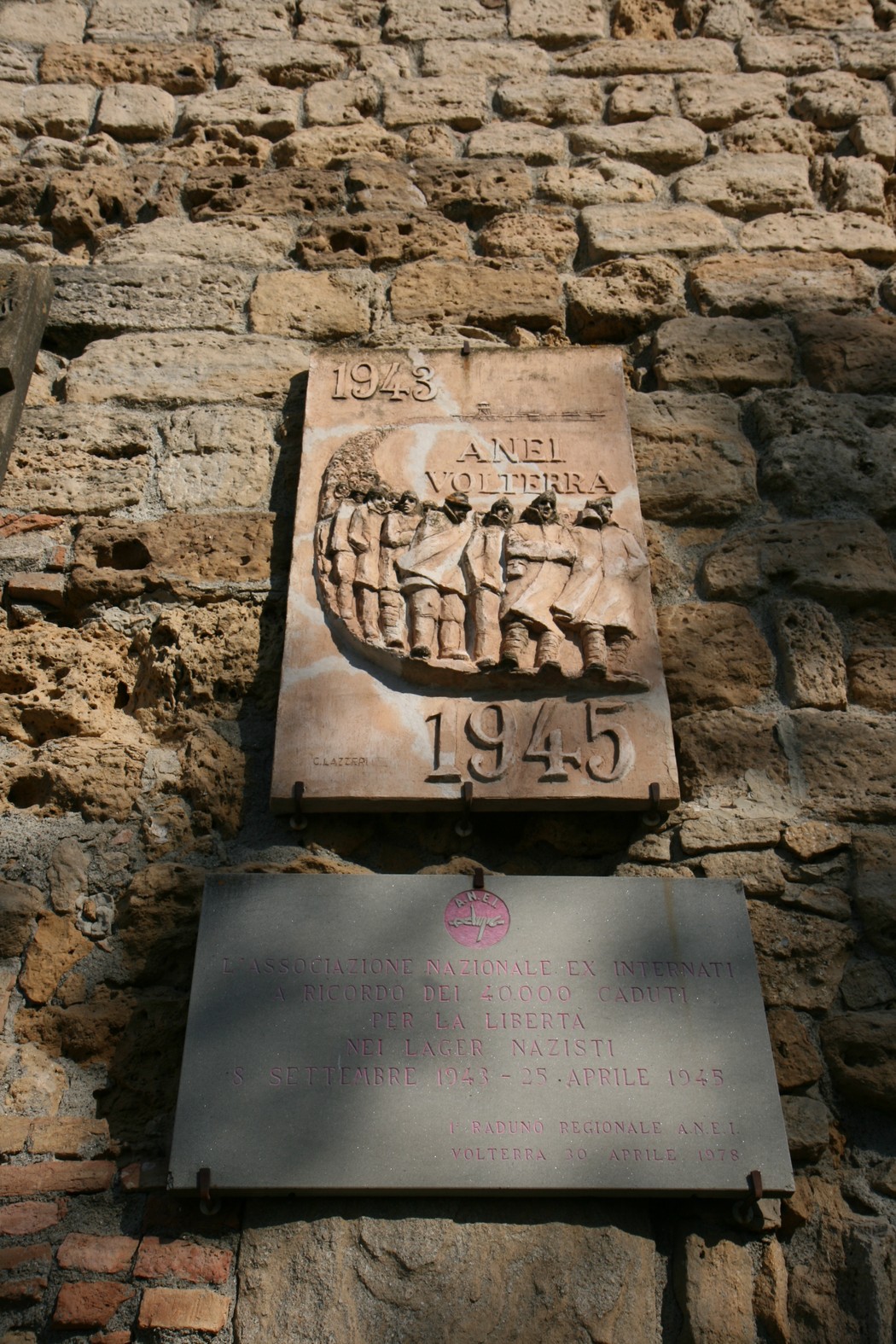 Lapide commemorativa che onora gli internati durante il periodo nazista, situata a Volterra.
