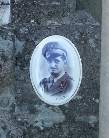 Sepolcro di Nannoni con medaglione fotografico di un ufficiale, decorato in modo sobrio e tradizionale.