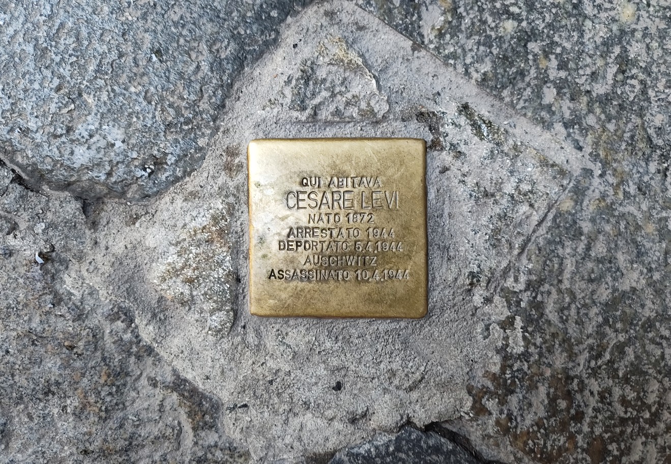 Pietra d'inciampo dedicata a Cesare Levi, commemorazione storica in memoria delle vittime dell'Olocausto.