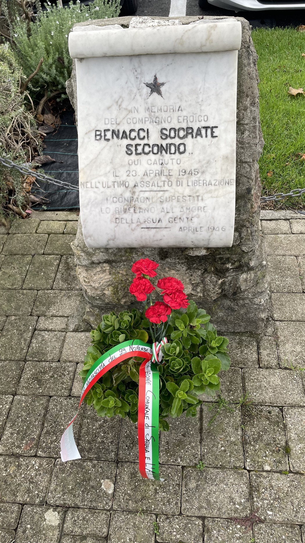 Cippo commemorativo a Benacci, dedicato a coloro che hanno combattuto durante la liberazione del 1945.
