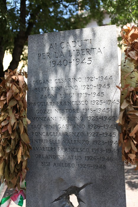 Monumento ai Caduti per la libertà, con nomi incisi in memoria dei sacrifici per la libertà.