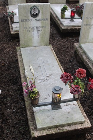 Riproduzione di tombe commemorate con fiori e luci, dedicate ai caduti per la libertà.