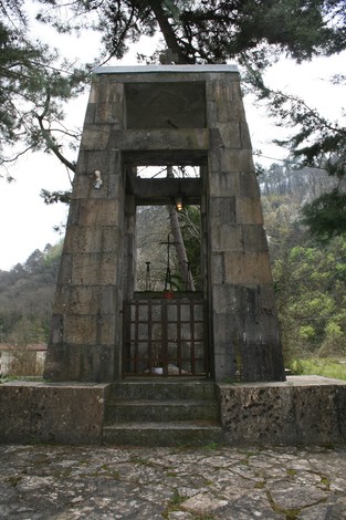 Monumento ai caduti di Montemagno, una struttura commemorativa immersa nel verde.