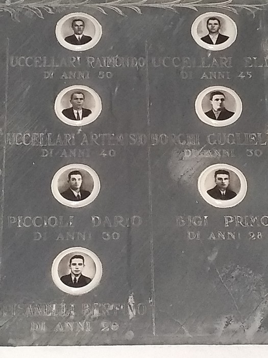 Sacrario delle vittime dell'eccidio di Villa Martuzzi con ritratti e nomi incisi. Commemorazione di un tragico evento storico.