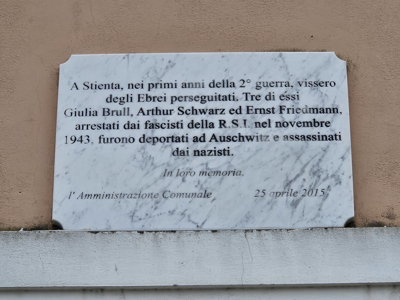 Lapide commemorativa dedicata a Giulia Brull, Arthur Schwarz ed Ernst Friedmann, vittime della persecuzione nazista.