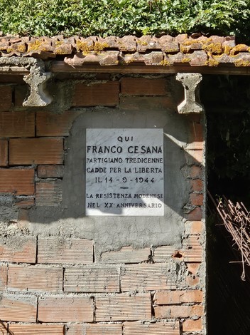 Lapide commemorativa dedicata a Franco Cesana, partigiano caduto per la libertà nel 1944.