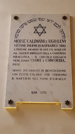 Lapide commemorativa dedicata a Moisè Calimani e Ugo Levi, vittime del barbaro odio, con simbolo israelitico.