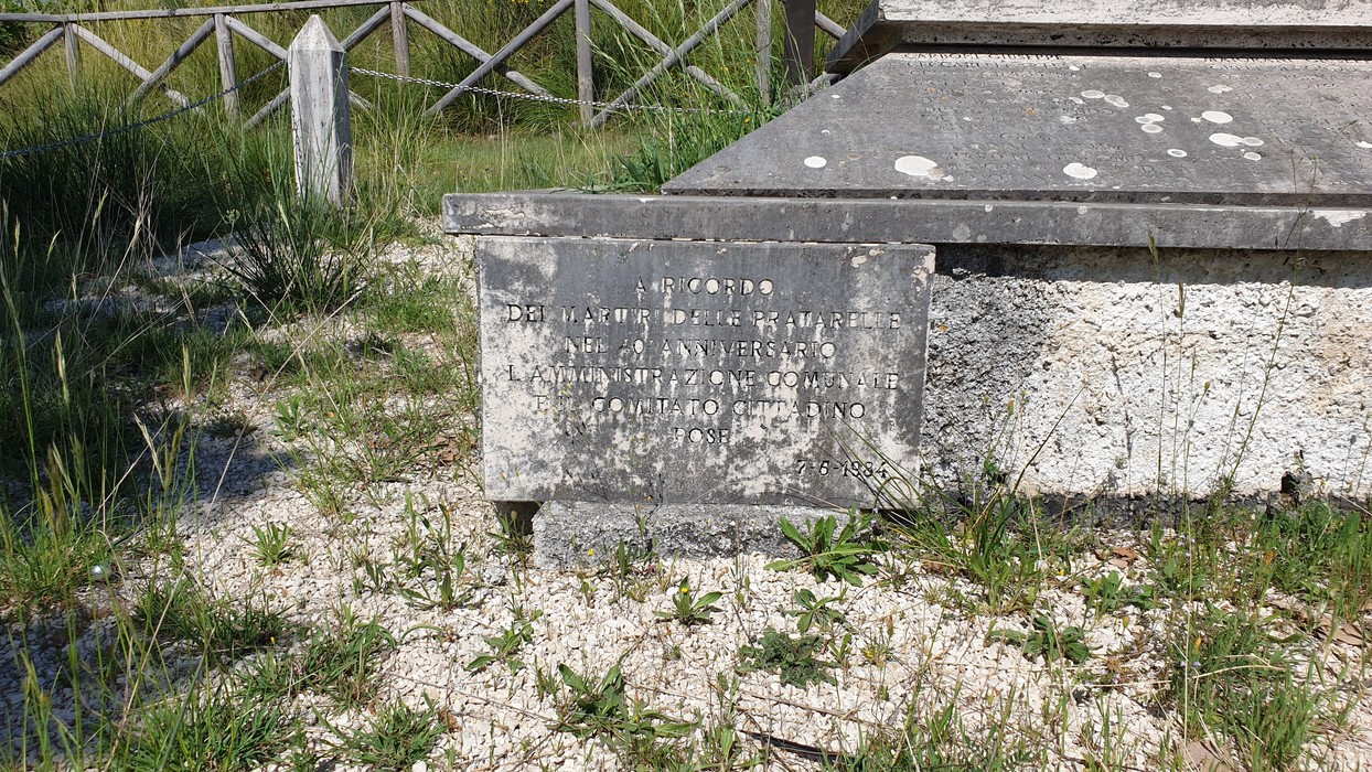 Monumento che commemora i martiri delle Pratarelle, simbolo di memoria e rispetto per il sacrificio.