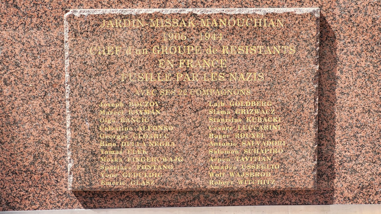 Il Giardino Missak Manouchian presenta una stele commemorativa dedicata ai resistenti anti-nazisti.