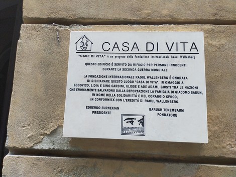 Targa in pietra che indica "Casa di Vita", rifugio per persone innocenti durante la Seconda Guerra Mondiale.