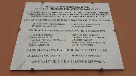 Lapide commemorativa dedicata ai partigiani imolesi caduti durante la Resistenza a Bologna.