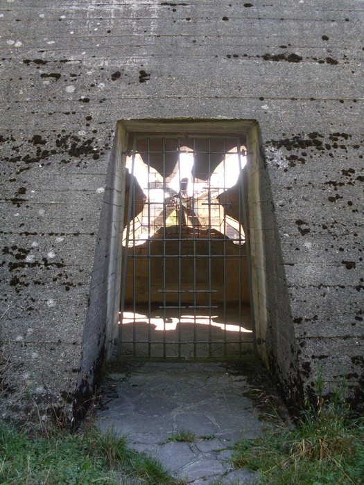 Monumento ai partigiani: una struttura che simboleggia la resistenza e la memoria storica.