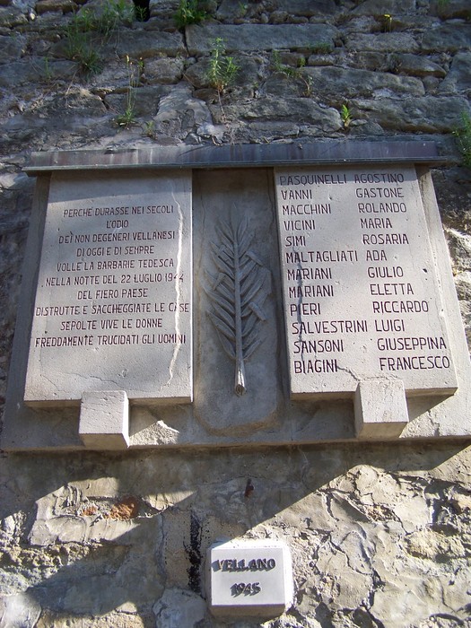 Lapidi commemorative a Vellano, onore ai caduti e a chi ha sopportato le sofferenze della guerra.