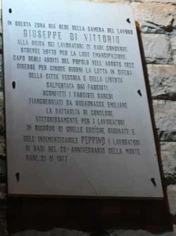 Lapide commemorativa dedicata a Giuseppe Di Vittorio, simbolo di lotta per i diritti dei lavoratori.