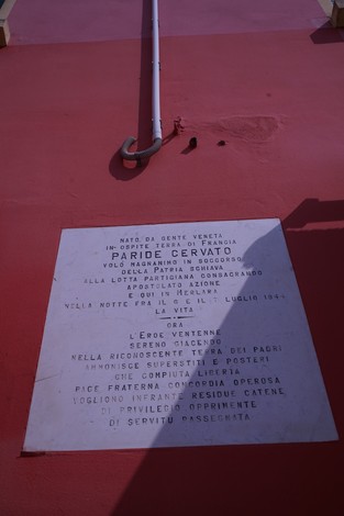 Lapide commemorativa dedicata a Padre Cervato, a Cervato, in memoria della sua opera e dedizione.