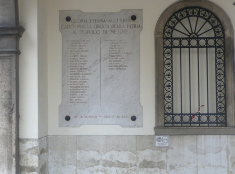 Lapide commemorativa dedicata ai partigiani mestrini caduti per la libertà della patria.