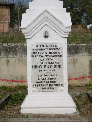 Cippo commemorativo dedicato al partigiano Mino Piccinini, caduto nel 1944 durante la lotta contro il nemico.