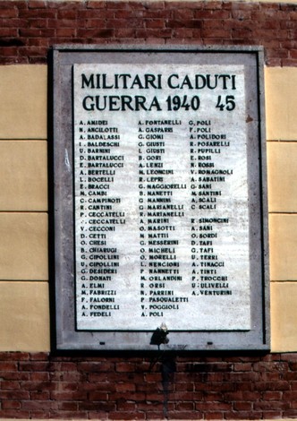 Lapide commemorativa dei militari caduti nella guerra 1940-1945, con nomi dei caduti in memoria.