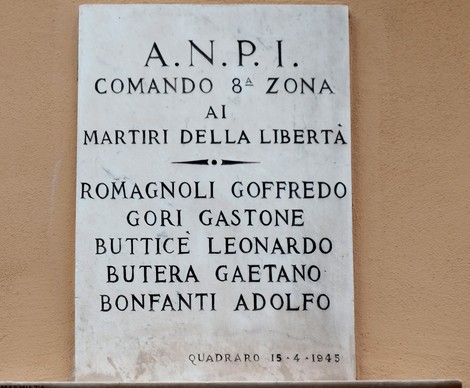 Lapide commemorativa dedicata ai martiri della libertà nell'ottava zona, con nomi incisi.