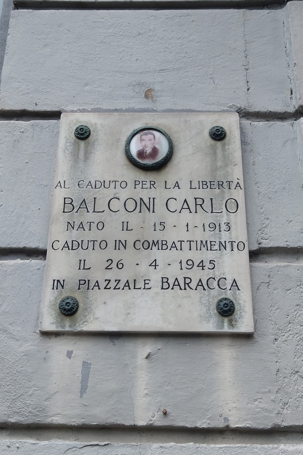 Lapide commemorativa dedicata a Carlo Balconi, caduto per la libertà nel 1945.