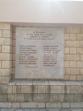 Lapidi commemorative in piazza del Popolo, dedicate ai caduti per la libertà e la giustizia.
