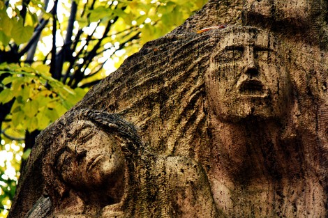 Dettaglio del "Monumento dei caduti di Ambra", un'opera che commemora la memoria dei soldati.
