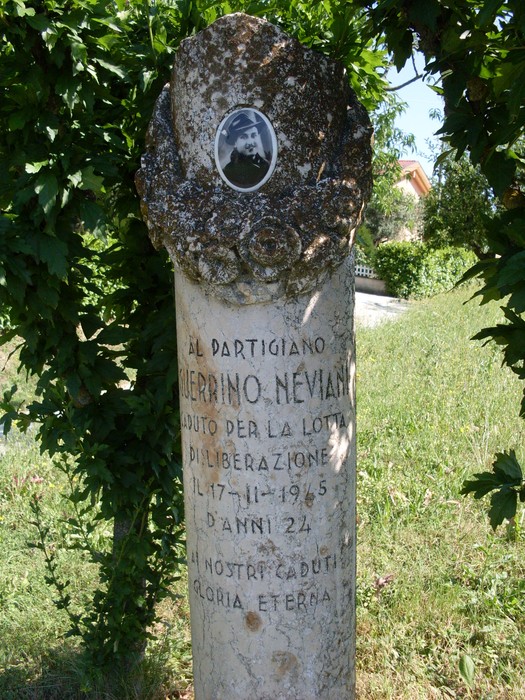 Cippo commemorativo dedicato al partigiano Guerrino Neviani, simbolo della lotta per la liberazione.
