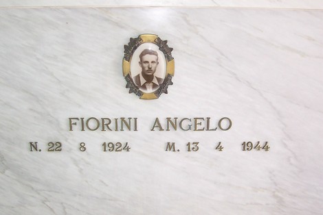 Sacrario dei caduti di Soci, commemorazione dei soldati, con il nome di Fiorini Angelo e la sua data di nascita e morte.