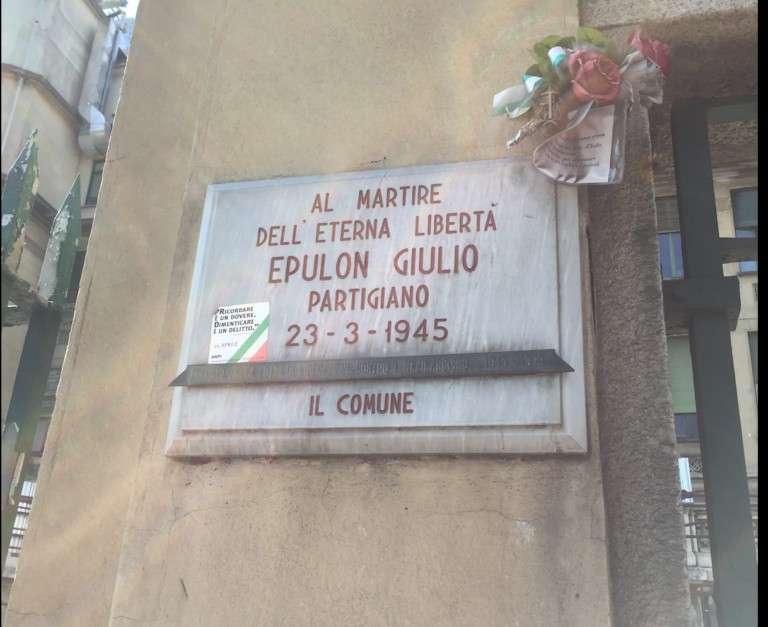 Lapide commemorativa dedicata a Epulon Giulio, partigiano martire per la libertà, datata 23 marzo 1945.