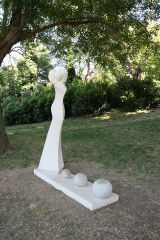 Monumento alla donna partigiana, scultura che celebra il contributo femminile nella Resistenza.