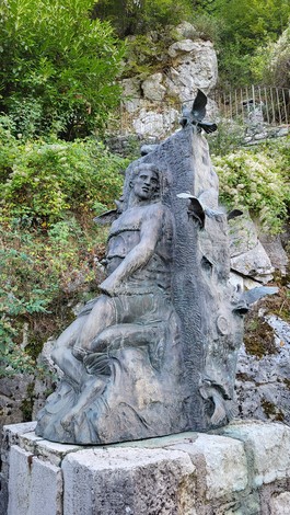Monumento alla Resistenza: scultura che celebra il coraggio e la libertà, immersa nel verde naturale circostante.