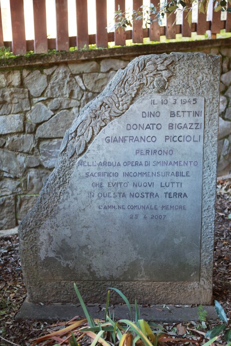 Monumento in memoria di Bettini, Bigazzi e Piccioli, dedicato al loro sacrificio e opera di disminamento.