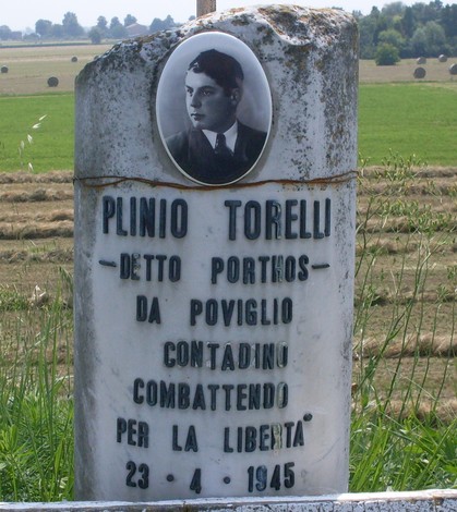 Cippo commemorativo dedicato a Plinio Torelli, contadino e combattente per la libertà, risalente al 1945.